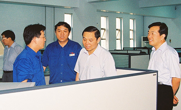 河南省委常委、常務(wù)副省長(zhǎng)李克在公司技術(shù)中心視察工作